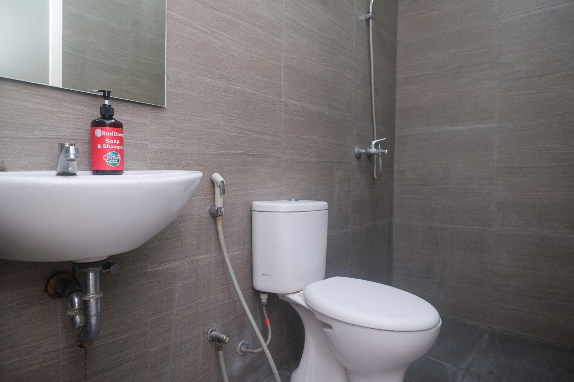 Hotel Reddoorz Syariah Near Simpang Lima Semarang Jomblang Zewnętrze zdjęcie