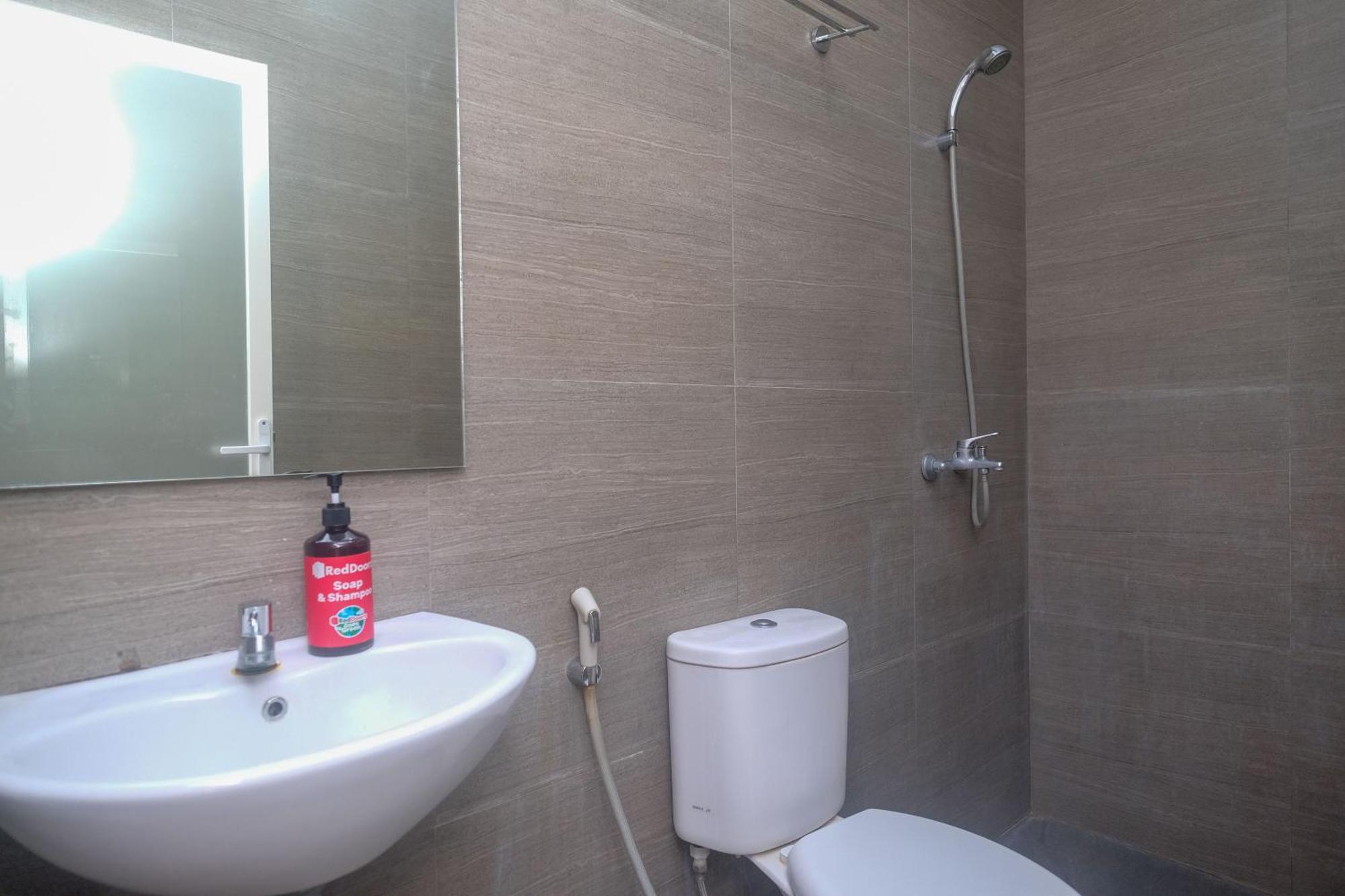 Hotel Reddoorz Syariah Near Simpang Lima Semarang Jomblang Zewnętrze zdjęcie
